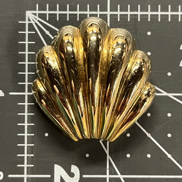 Shell Shaped Brooch - Picture 6 of 6